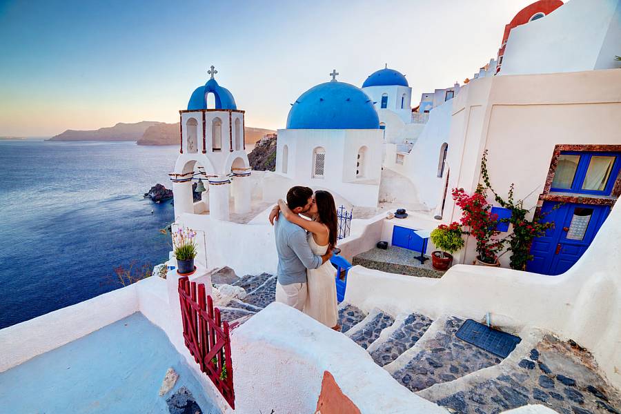 Una coppia di innamorati a Santorini
