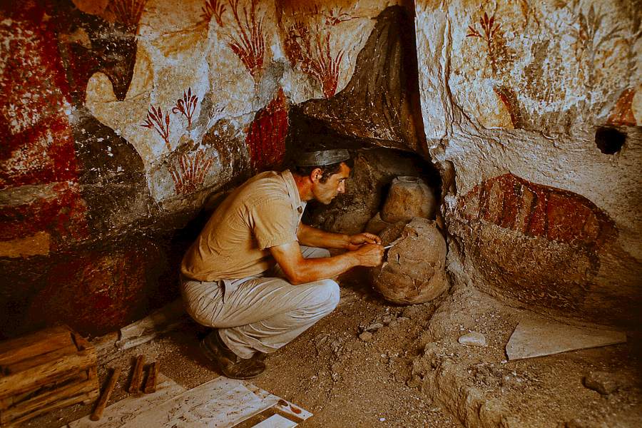 Spyridon Marinatos durante i lavori di scavo di Akrotiri, a Santorini