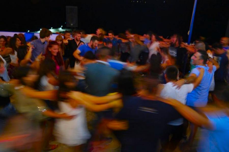 Ballo di gruppo durante un panigyri